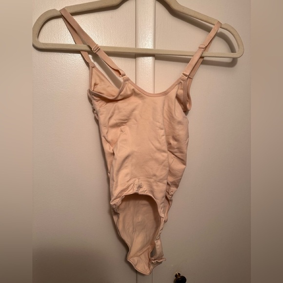 SKIMS SEAMLESS SCULPT THONG BODYSUIT NWOT - Picture 5 of 6